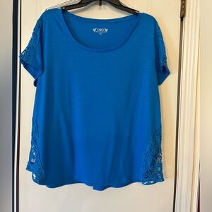 Ladies embellished short sleeve turquoise t-shirt. Size XL.